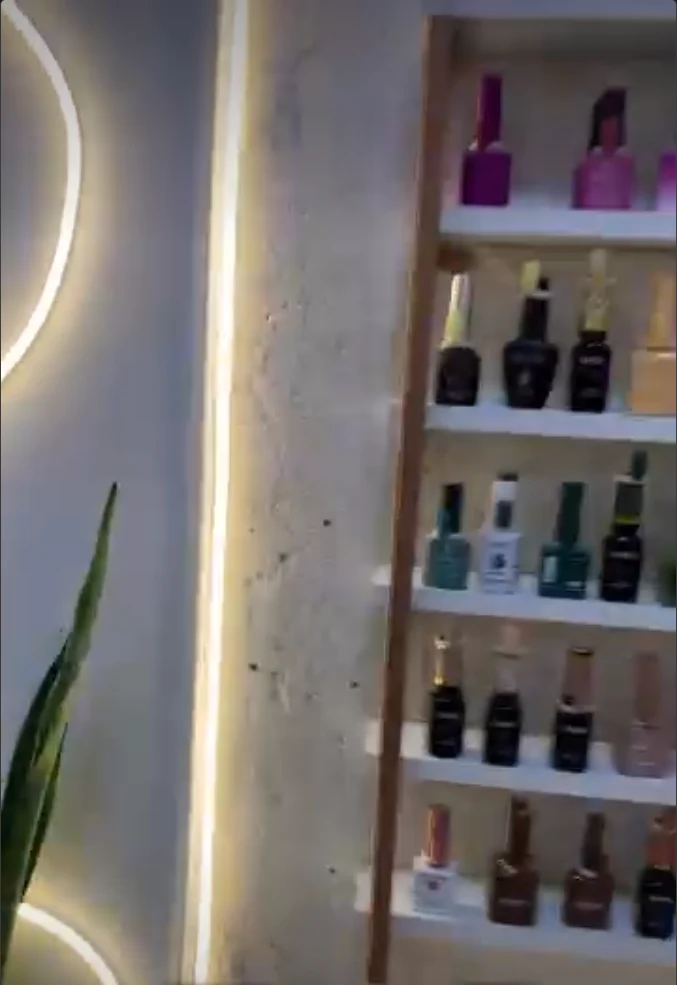 Prateleira de esmaltes e iluminação do studio