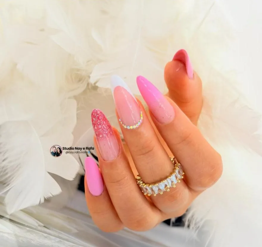 Alongamento amendoado em rosa, glitter e francesinha com pedrarias