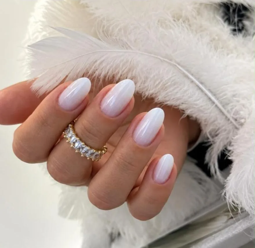 Unhas de gel peroladas em formato amendoado