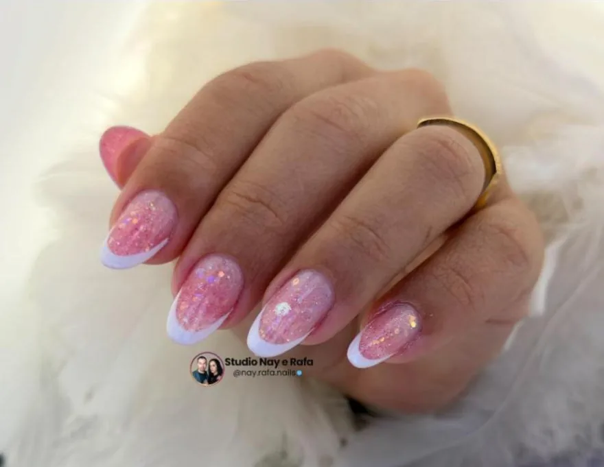 Francesinha branca sobre base rosa com glitter