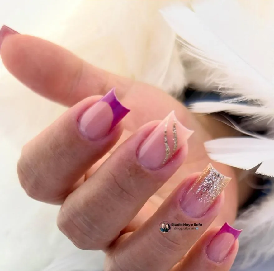 Unhas quadradas com francesinha pink e detalhes em glitter